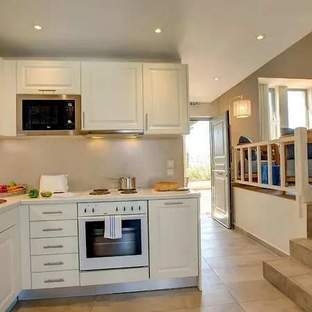 Wonderful Kefalonia Lenalee 2 Bedrooms Seafront فيلة